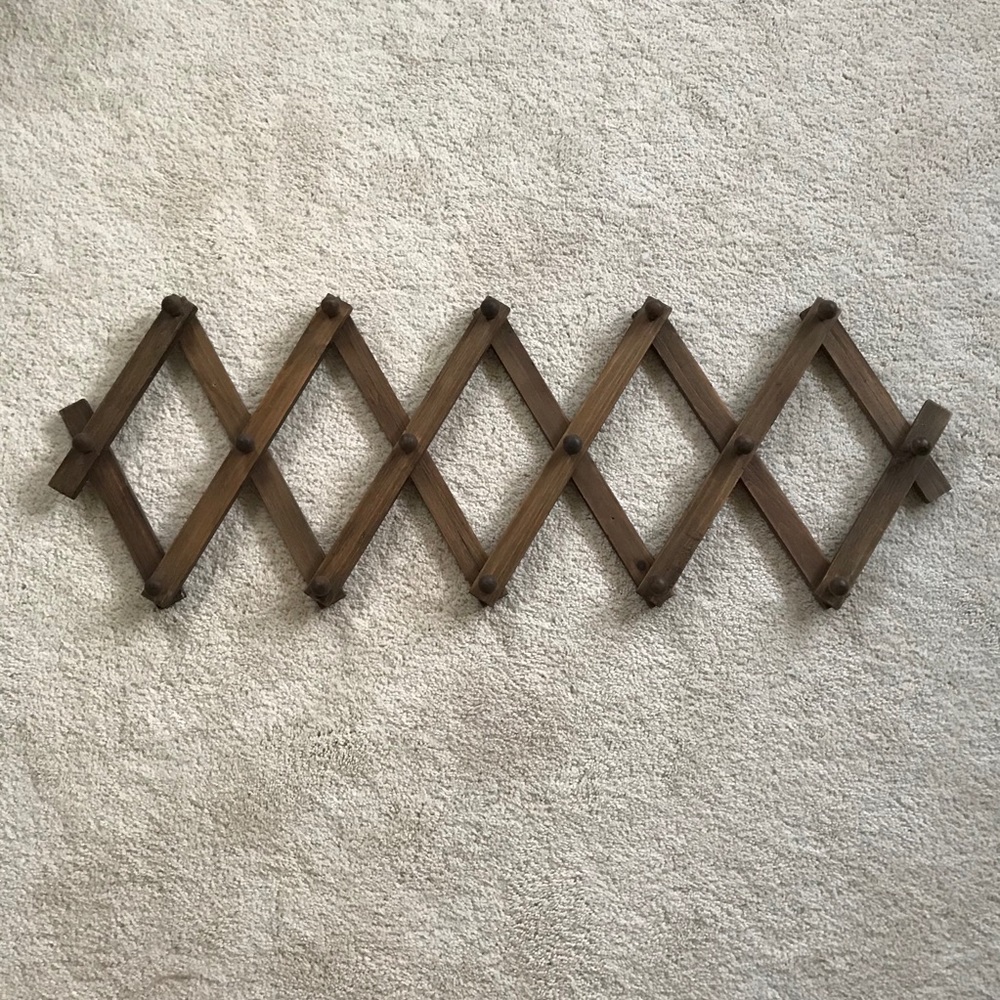 Wooden accordion hooks